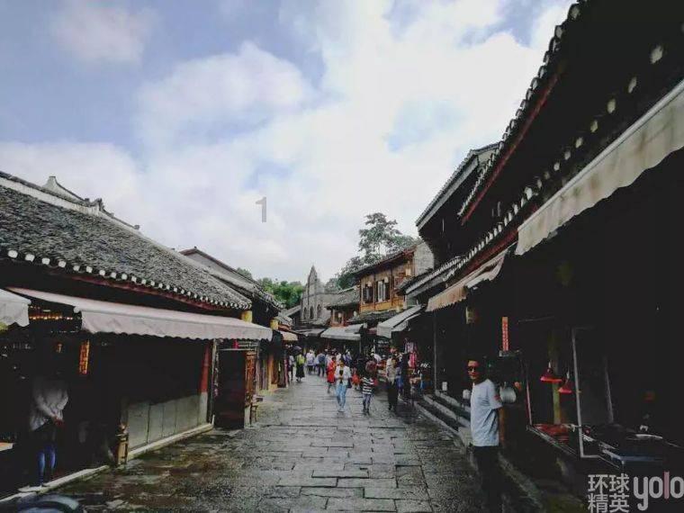 无限翻滚小球